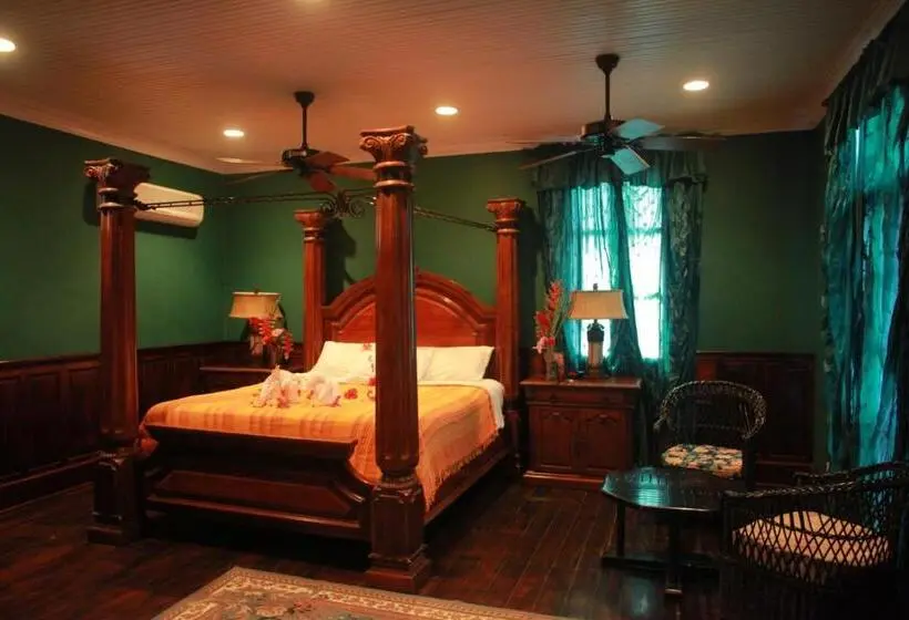 سوییت لوکس, Mahogany Hall Luxury Boutique Resort