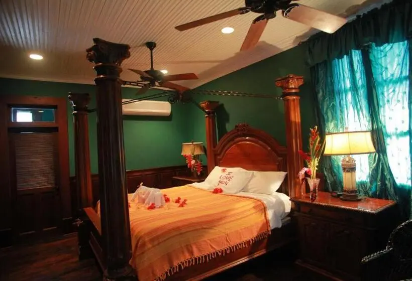 سوییت لوکس, Mahogany Hall Luxury Boutique Resort