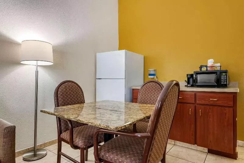 キングサイズベッドのスイートルーム, Quality Inn Zephyrhillsdade City