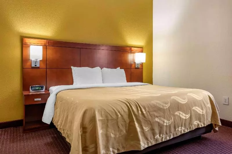 キングサイズベッドのスイートルーム, Quality Inn Zephyrhillsdade City