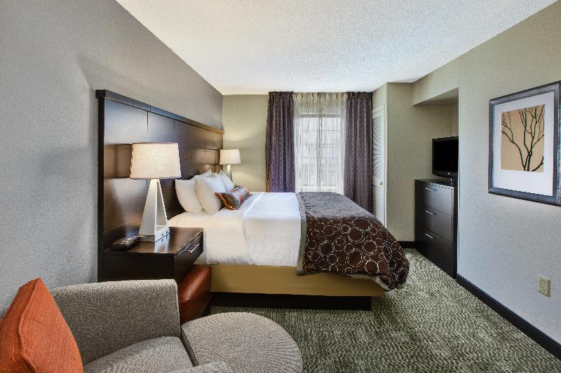 מיטת קינג בסוויטה, Staybridge Suites Louisville   East, An Ihg
