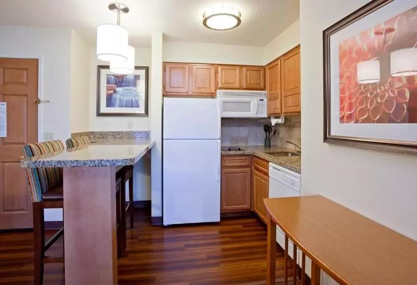 キングサイズベッドのスイートルーム, Staybridge Suites Minneapolis Bloomington, An Ihg