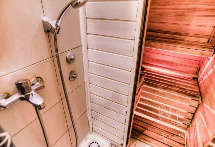 اتاق استاندارد با سرویس بهداشتی مشترک, Arkabarka Floating Hostel