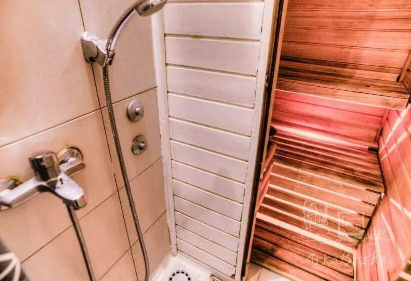 اتاق استاندارد با سرویس بهداشتی مشترک, Arkabarka Floating Hostel