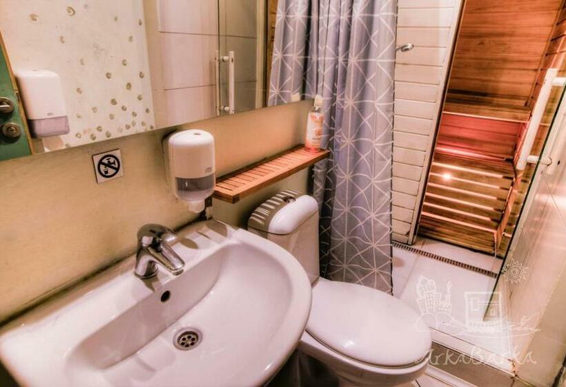 اتاق استاندارد با سرویس بهداشتی مشترک, Arkabarka Floating Hostel