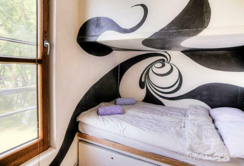 اتاق استاندارد با سرویس بهداشتی مشترک, Arkabarka Floating Hostel