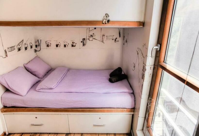 اتاق استاندارد با سرویس بهداشتی مشترک, Arkabarka Floating Hostel