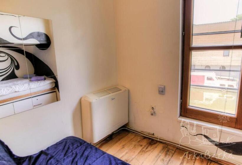 اتاق استاندارد با سرویس بهداشتی مشترک, Arkabarka Floating Hostel