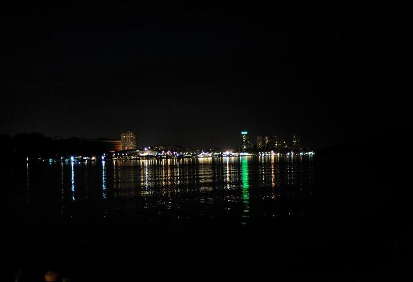 اتاق استاندارد, Arkabarka Floating Hostel