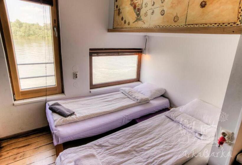 اتاق استاندارد, Arkabarka Floating Hostel