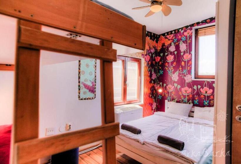 اتاق استاندارد, Arkabarka Floating Hostel