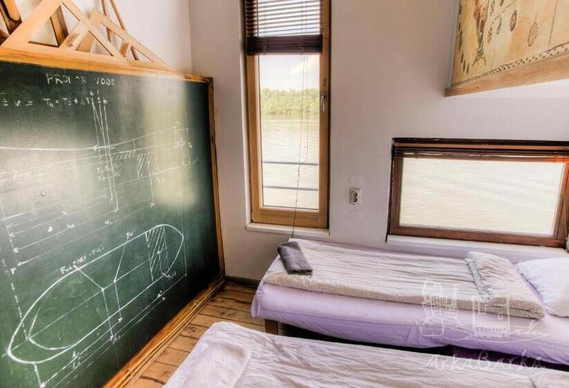 اتاق استاندارد سه نفره, Arkabarka Floating Hostel