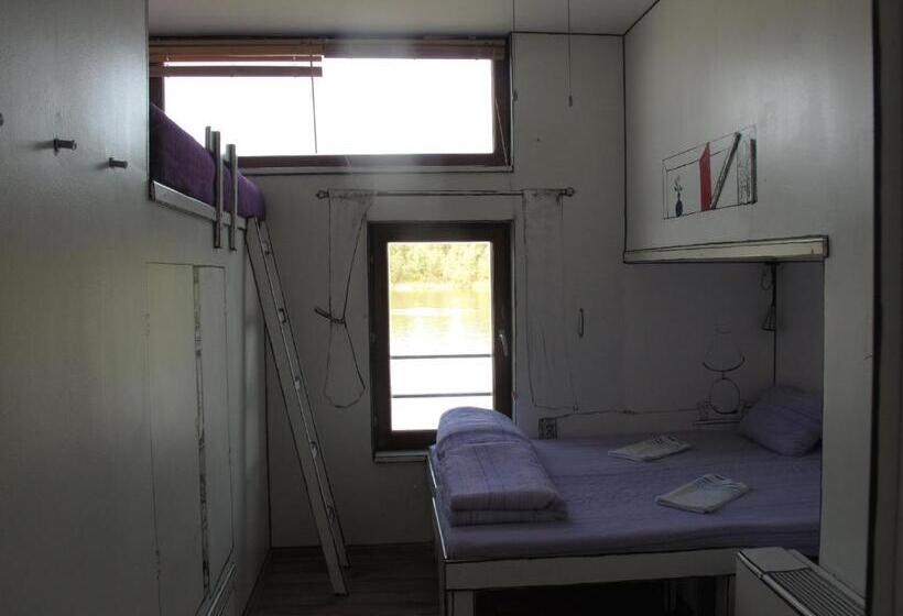 اتاق استاندارد سه نفره, Arkabarka Floating Hostel
