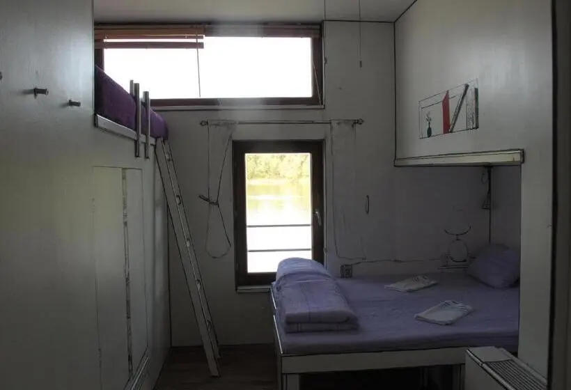 اتاق استاندارد سه نفره, Arkabarka Floating Hostel