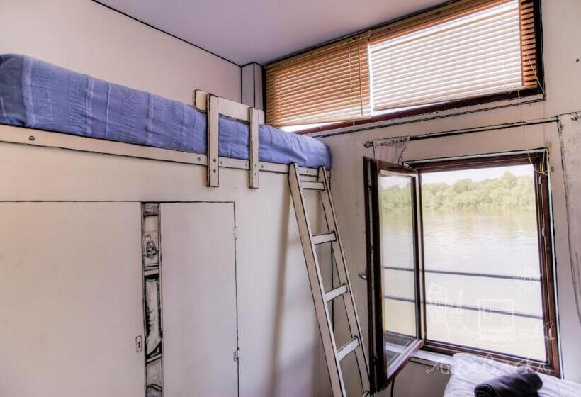 اتاق استاندارد سه نفره, Arkabarka Floating Hostel