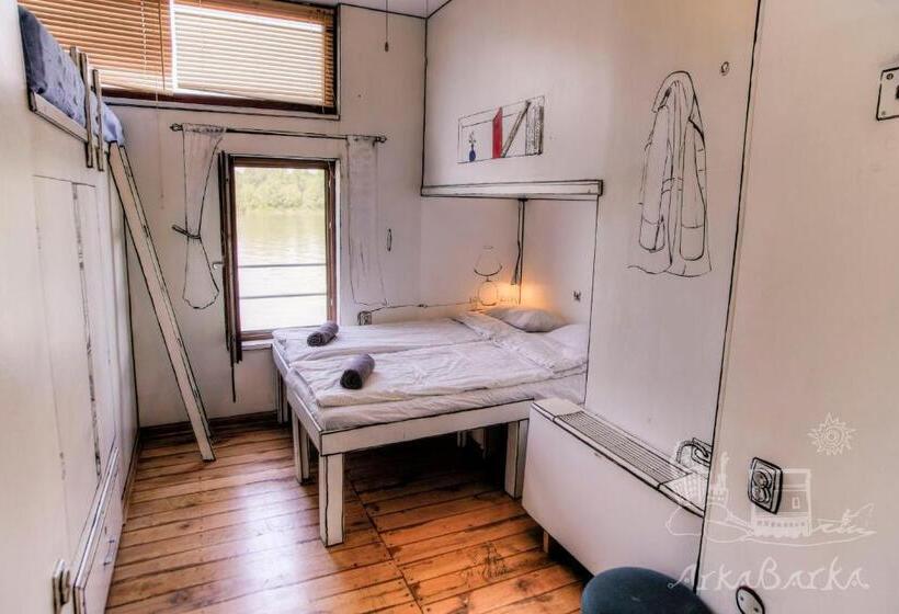اتاق استاندارد سه نفره, Arkabarka Floating Hostel