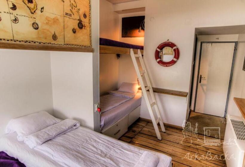 اتاق استاندارد سه نفره, Arkabarka Floating Hostel