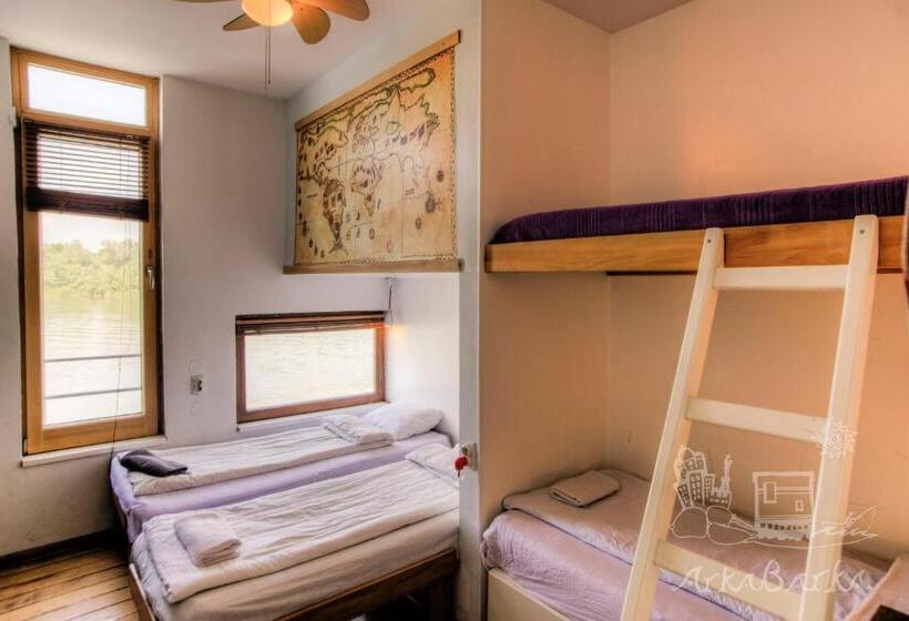 اتاق استاندارد چهار تخته, Arkabarka Floating Hostel