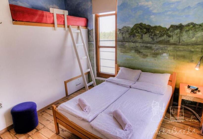اتاق استاندارد چهار تخته, Arkabarka Floating Hostel