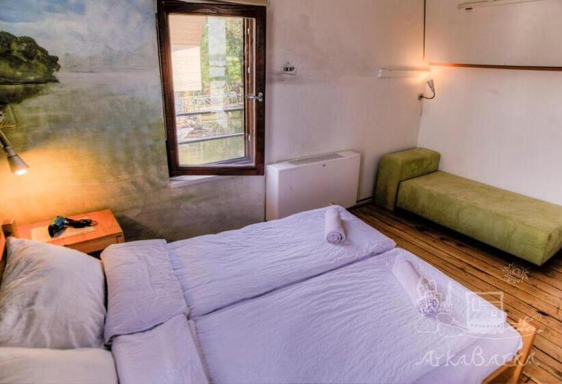 اتاق استاندارد چهار تخته, Arkabarka Floating Hostel