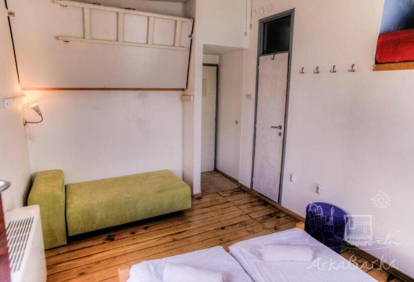 اتاق استاندارد چهار تخته, Arkabarka Floating Hostel