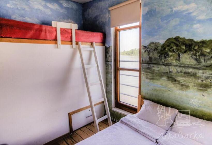 اتاق استاندارد چهار تخته, Arkabarka Floating Hostel