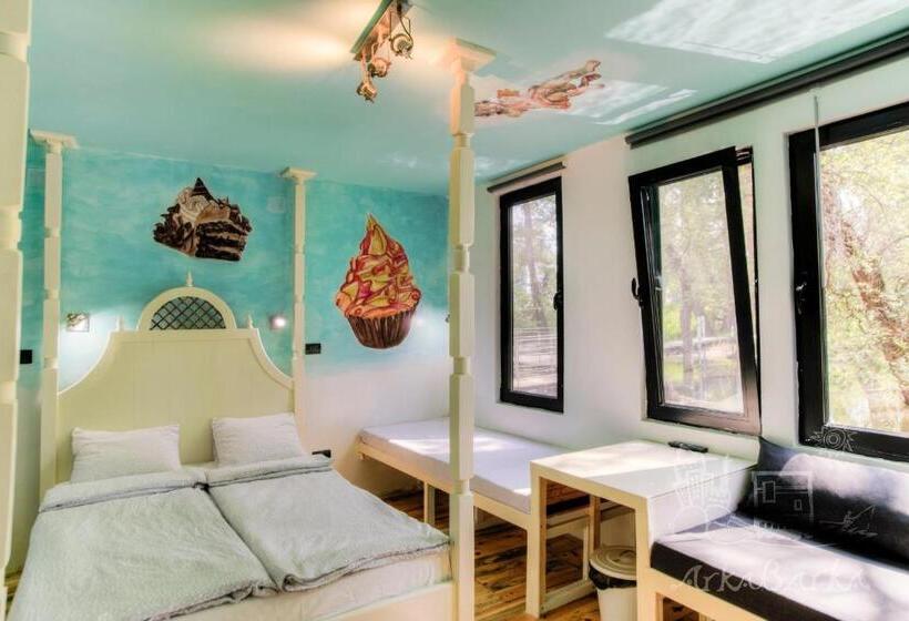 تختخواب در اتاق مشترک, Arkabarka Floating Hostel