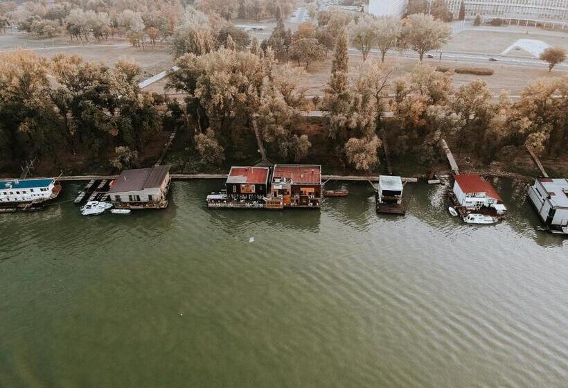تختخواب در اتاق مشترک, Arkabarka Floating Hostel