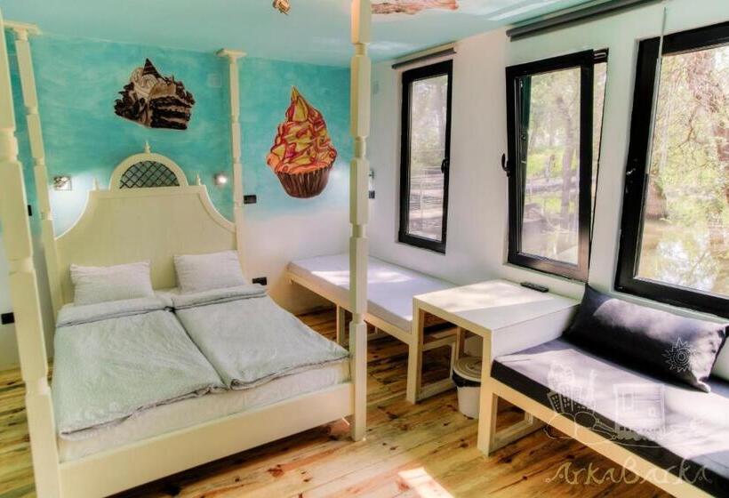تختخواب در اتاق مشترک, Arkabarka Floating Hostel