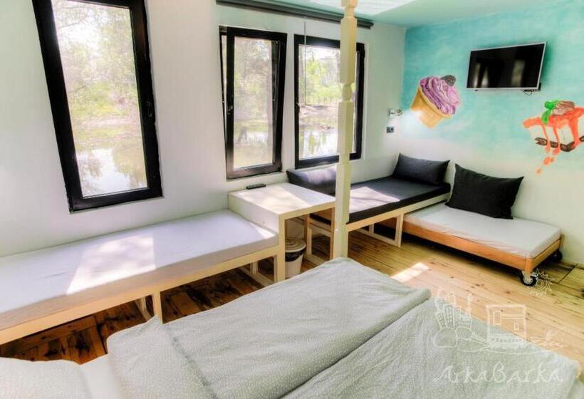 تختخواب در اتاق مشترک, Arkabarka Floating Hostel