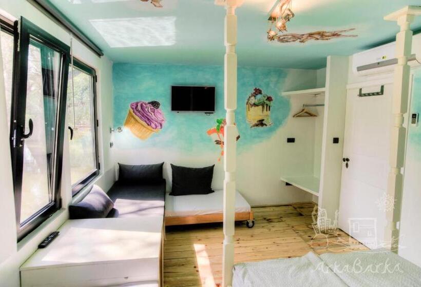 تختخواب در اتاق مشترک, Arkabarka Floating Hostel