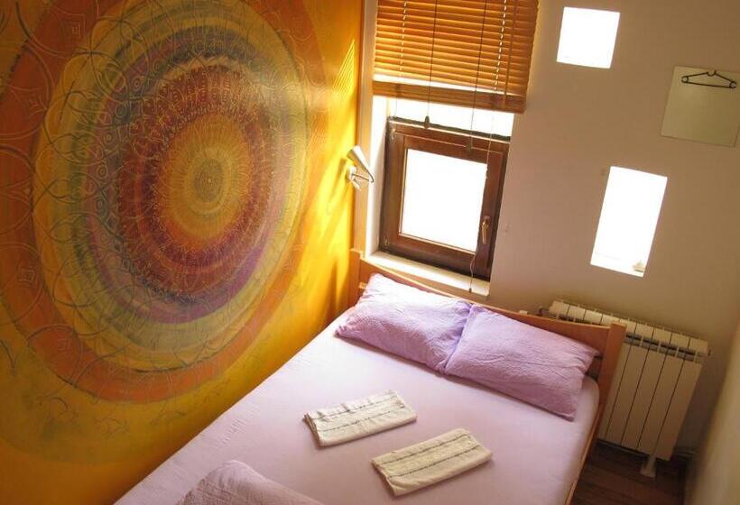 تختخواب در اتاق مشترک, Arkabarka Floating Hostel