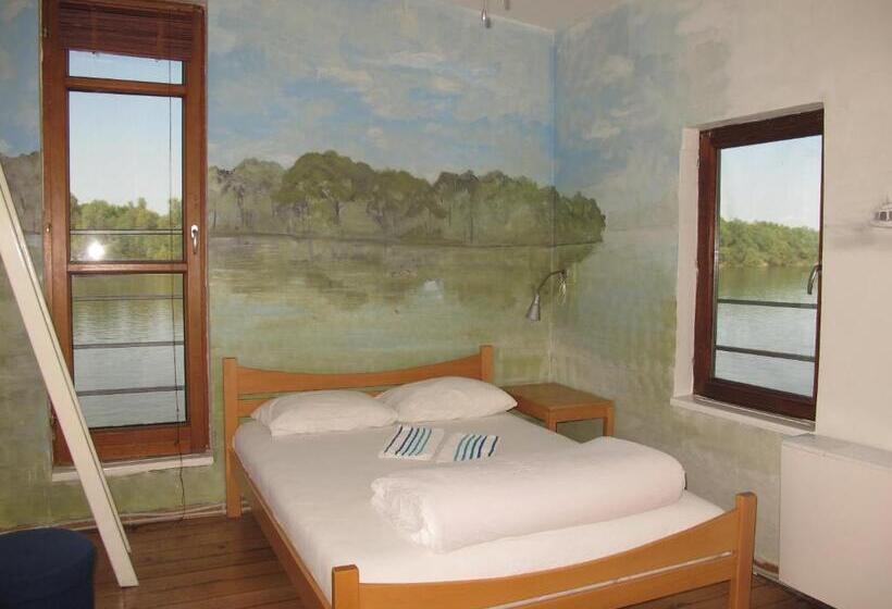 تختخواب در اتاق مشترک, Arkabarka Floating Hostel