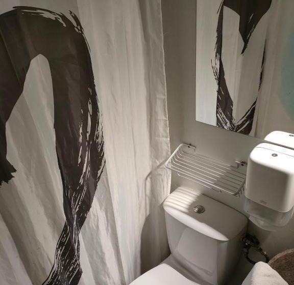 اتاق خانوادگی, Arkabarka Floating Hostel