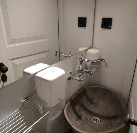 اتاق خانوادگی, Arkabarka Floating Hostel