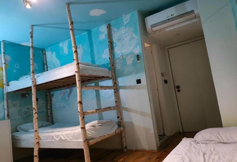 اتاق خانوادگی, Arkabarka Floating Hostel