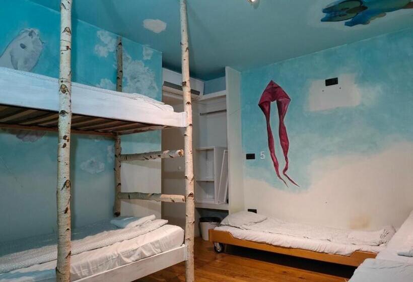 اتاق خانوادگی, Arkabarka Floating Hostel