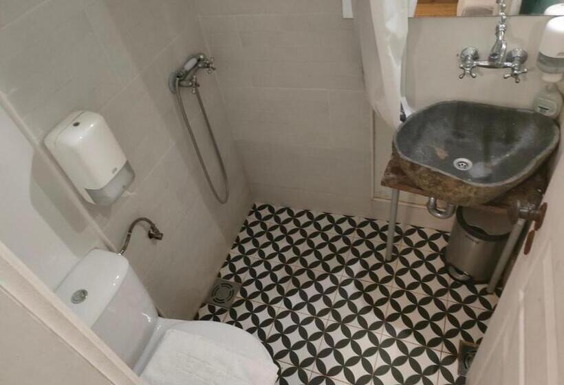 اتاق خانوادگی, Arkabarka Floating Hostel