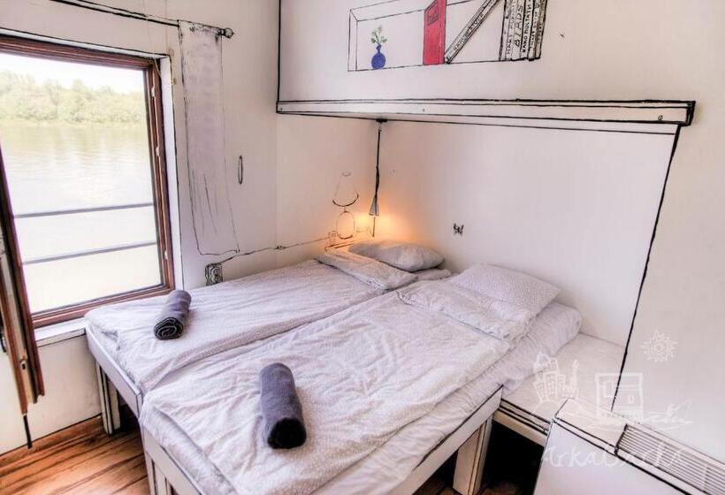 اتاق استاندارد, Arkabarka Floating Hostel
