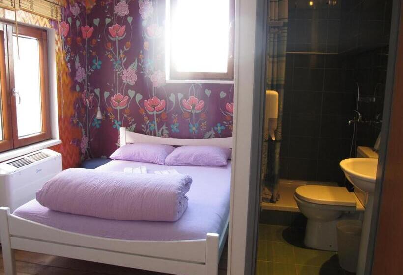 اتاق استاندارد, Arkabarka Floating Hostel