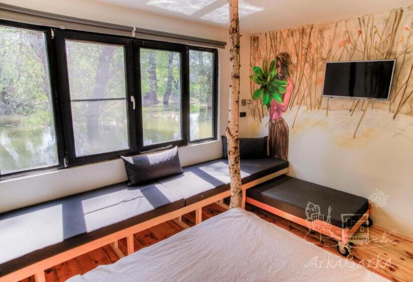 تختخواب در اتاق مشترک, Arkabarka Floating Hostel