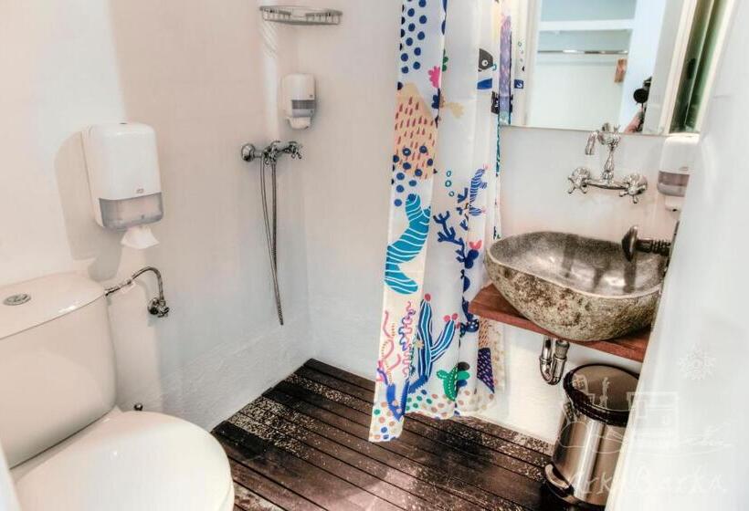 تختخواب در اتاق مشترک, Arkabarka Floating Hostel