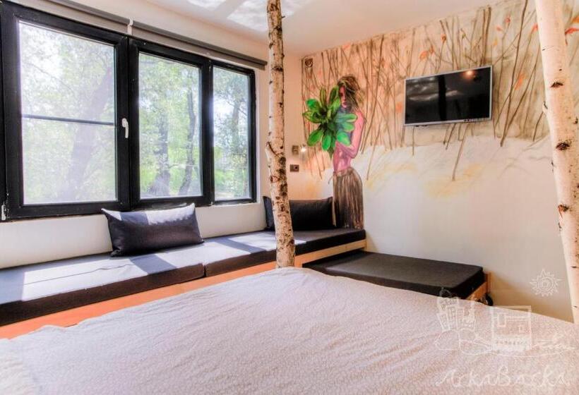 تختخواب در اتاق مشترک, Arkabarka Floating Hostel