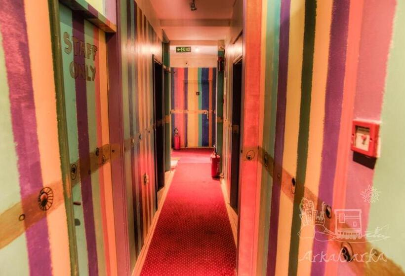 اتاق استاندارد, Arkabarka Floating Hostel