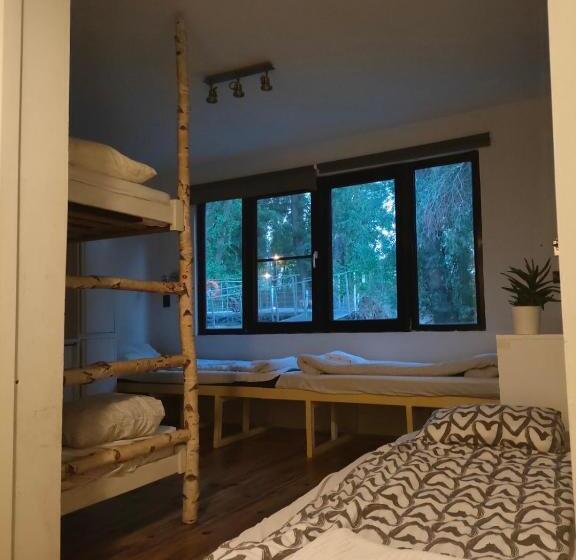 اتاق خانوادگی, Arkabarka Floating Hostel