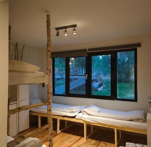 اتاق خانوادگی, Arkabarka Floating Hostel