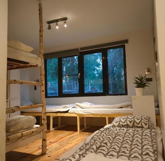 اتاق خانوادگی, Arkabarka Floating Hostel