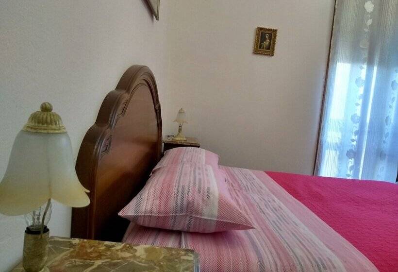 חדר סטנדרט לשלושה, La Taranta