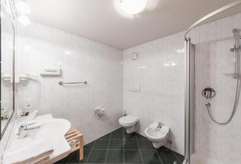 סוויטת ג'וניור עם מרפסת, Kesslwirt