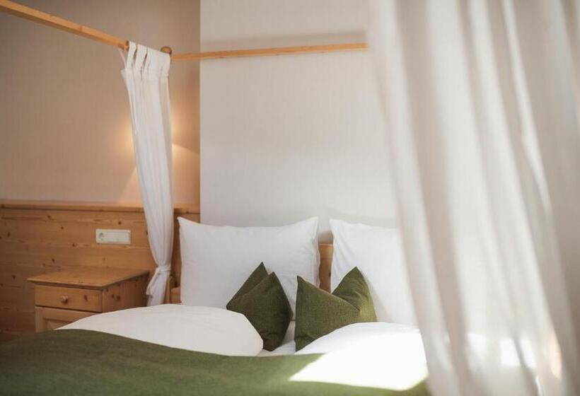 סוויטת ג'וניור עם מרפסת, Kesslwirt